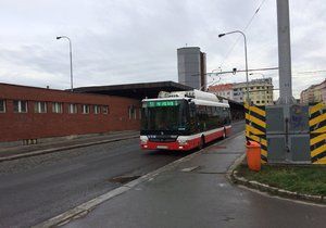 Elektrobus čerpá potřebnou energii pro svou nadcházející jízdu.