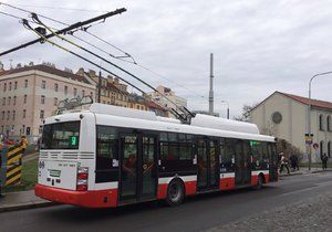 Elektrobus čerpá potřebnou energii pro svou nadcházející jízdu.