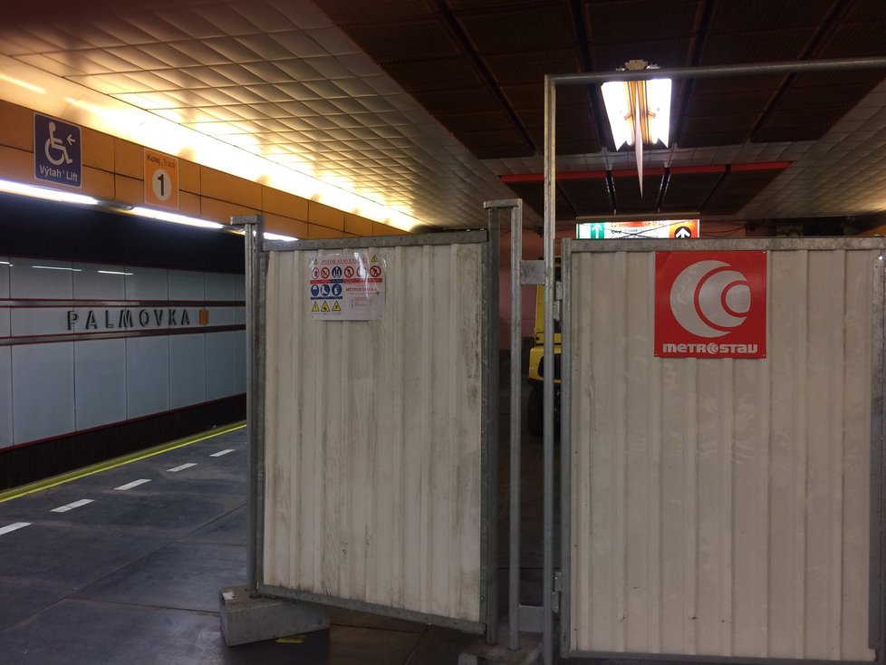 Z metra přímo na autobusové nádraží se cestující dostanou nejdříve v dubnu. Probíhá zde výměna eskalátorů.