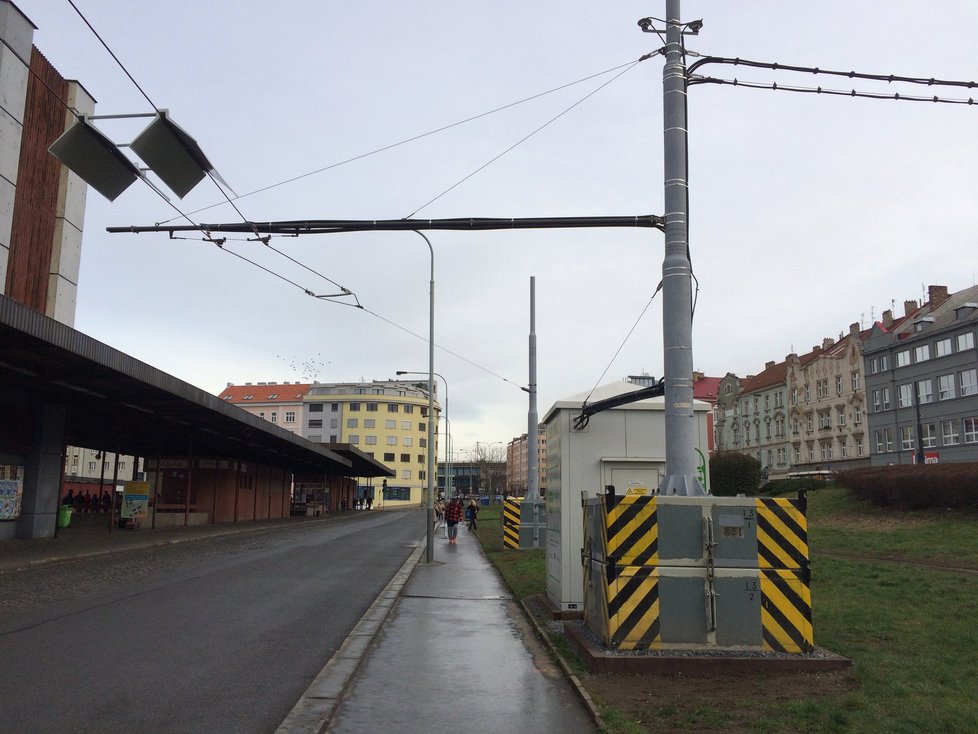 Troleje, pod kterými se zkoušený elektrobus nabíjí.