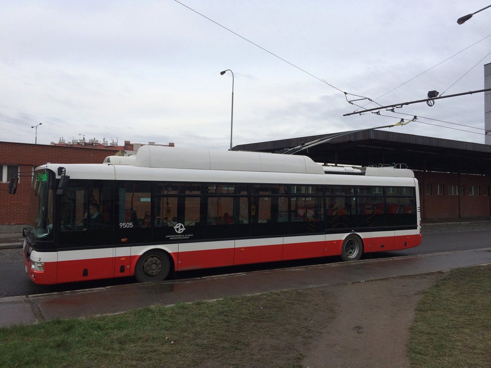 Elektrobus se napájí pro nadcházející výjezd.