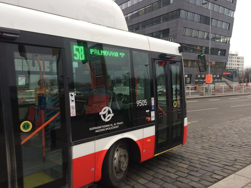 Nový elektrobus během běžného dopravního provozu.