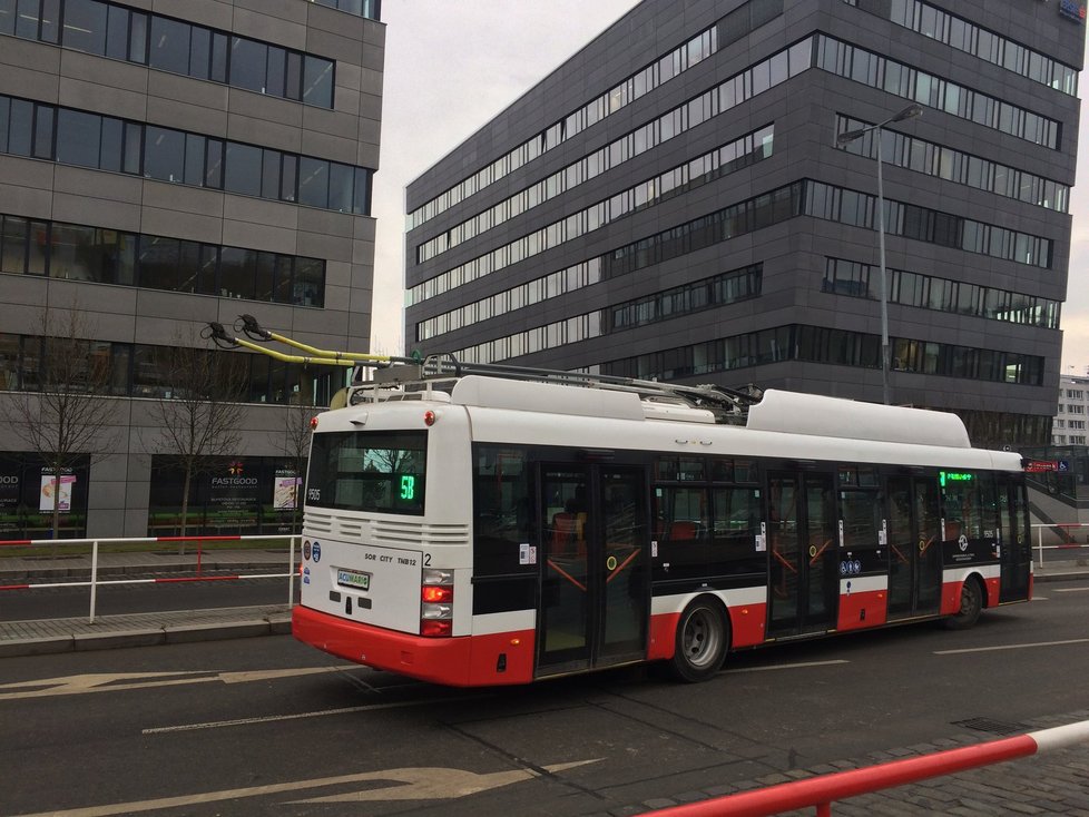 Nový elektrobus během běžného dopravního provozu.