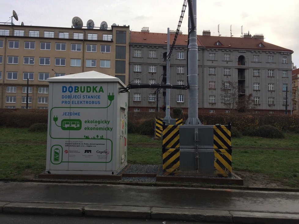 Dobíjecí stanice pro elektrobus má příznačné pojmenování „Dobudka“.