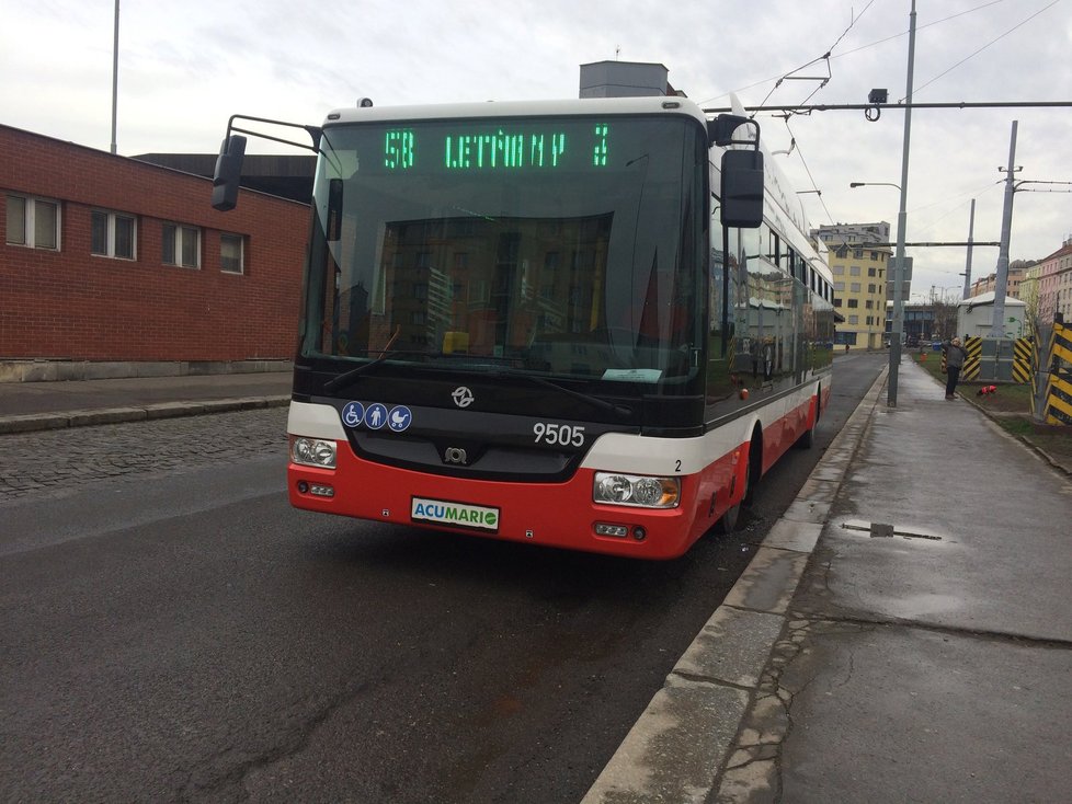 Elektrobus čerpá potřebnou energii pro svou nadcházející jízdu.