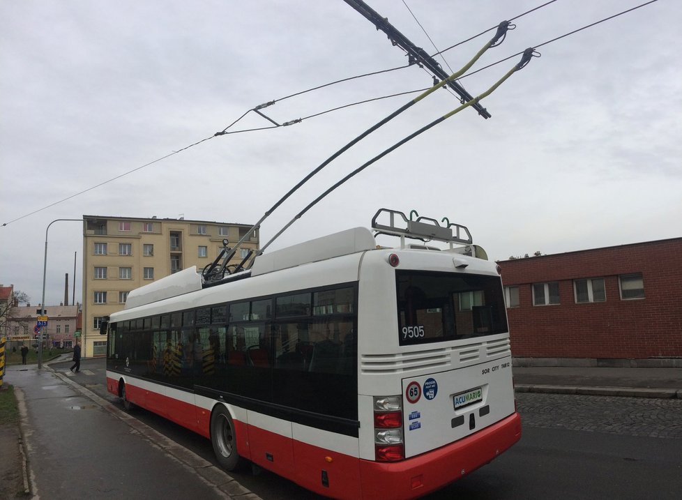 Elektrobus čerpá potřebnou energii pro svou nadcházející jízdu.