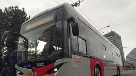 Prahou se prohání první elektrobus: Vzhled mu ladili až v Turecku. Během pár let jich bude přes sto