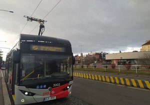 Elektrobusům budou k dispozici dvě dobíjecí stání - na Strašnické a na Želivského.