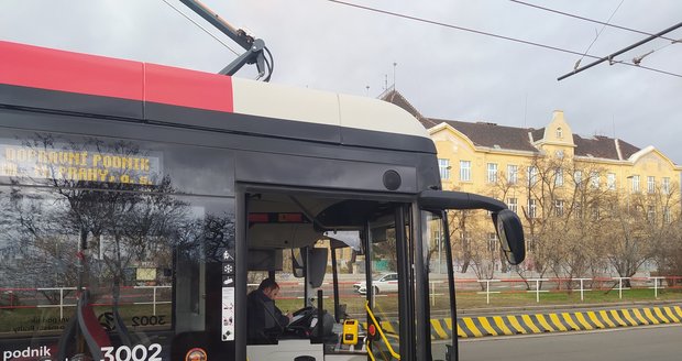 Elektrobusům budou k dispozici dvě dobíjecí stání - na Strašnické a na Želivského.