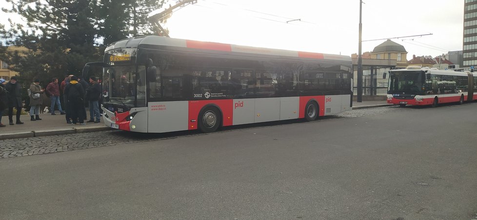 Takto vypadá první elektrobus, který je od poloviny ledna nedílnou součástí vozového parku pražského dopravního podniku.