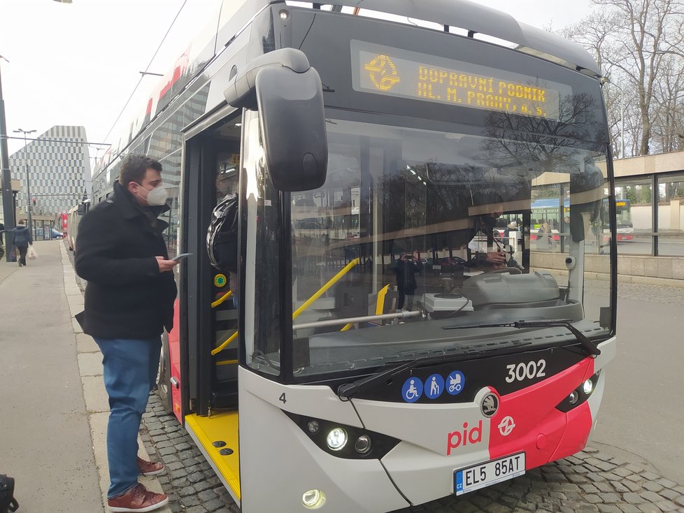 Takto vypadá první elektrobus, který od poloviny ledna bude nedílnou součástí vozového parku pražského dopravního podniku.