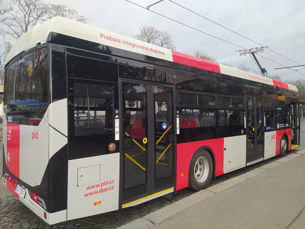 Nový elektrobus Škoda E&#39;City 36 BB, který jezdí v hlavním městě.