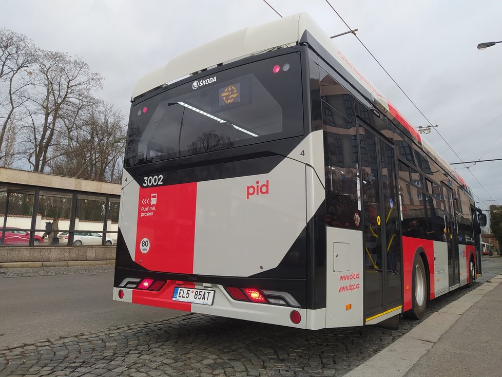 Nový elektrobus Škoda E&#39;City 36 BB, který jezdí v hlavním městě.