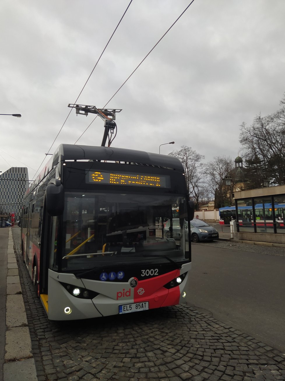 Elektrobus jezdí na elektrický pohon. Díky absenci motoru je bezemisní a navíc tišší.