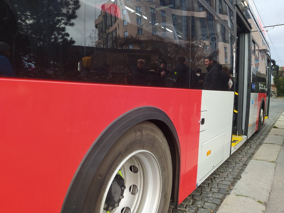 Elektrobus jezdí na elektrický pohon. Díky absenci motoru je bezemisní a navíc tišší.