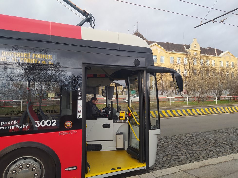 Elektrobusům budou k dispozici dvě dobíjecí stání - na Strašnické a na Želivského.