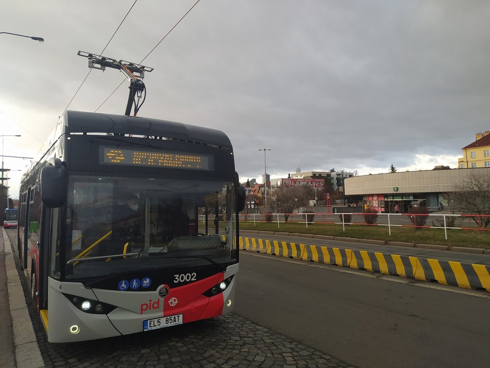 Elektrobusům budou k dispozici dvě dobíjecí stání - na Strašnické a na Želivského.