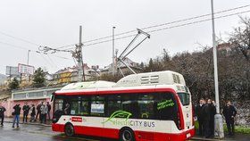 Na konečné se napojí na trolej a nabije se až na 10 km jízdy