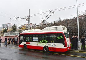 Už v příštím roce by měl po Praze jezdit elektrobus bez řidiče. (ilustrační foto)