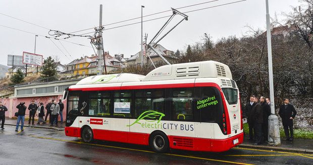 Už v příštím roce by měl po Praze jezdit elektrobus bez řidiče. (ilustrační foto)