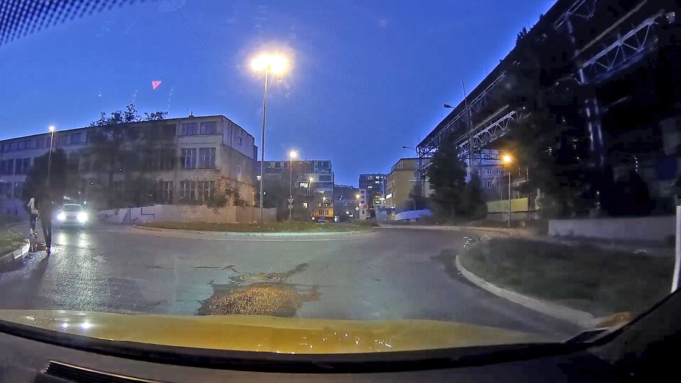 Dva jezdci na elektrokoloběžkách v Praze ohrožovali dopravu.