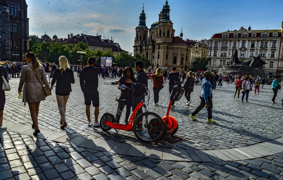 Elektrokoloběžky v samotném srdci metropole: podle radnice Prahy 1 pro ně omezení začne platit během léta.