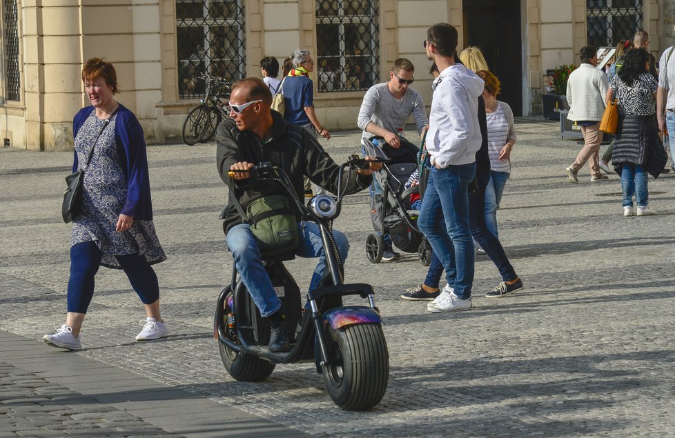 Elektrokoloběžky v samotném srdci metropole: podle radnice Prahy 1 pro ně omezení začne platit během léta.