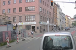 Červená na semaforu? Žádný problém, dvojice na elektrokoloběžce projela v Kounicově ulici křižovatku v protisměru.