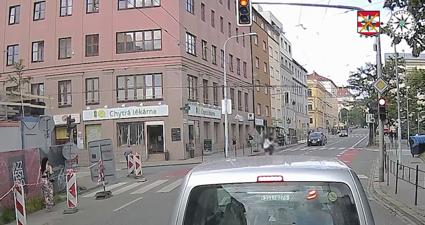 Červená na semaforu? Žádný problém, dvojice na elektrokoloběžce projela v Kounicově ulici křižovatku v protisměru.