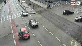 Červený vůz trefil nepozorného kurýra na elektrokoloběžce.