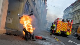 Koloběžce "blafla" baterie: Plameny ji schvátily za vteřinu