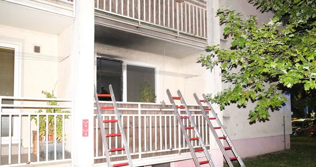 Hasiči zachránili z balkonu dva lidi, jejich byt zapálila elektrokoloběžka.