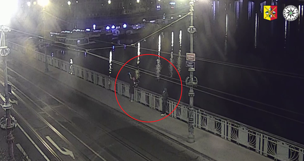 Dva neznámí muži naházeli z Čechova mostu v centru metropole do Vltavy 11 elektrokoloběžek. Hledá je policie.