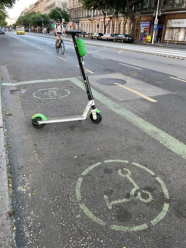 Takto řeší parkování koloběžek v Budapešti. 