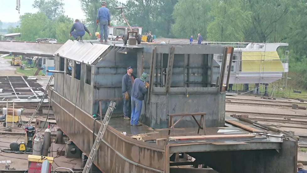 Elektroloď Harta měla vyjet s lidmi již 1. června. Nový lodní prototyp však dosud nikoho nesvezl. Stále totiž nedostala povolení k provozu.