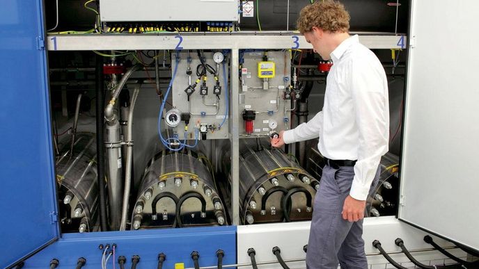 Elektrolyzér. Zařízení v německém Hamburku vyrábí vodík, který je pak využit ve vodíkových palivových článcích.
