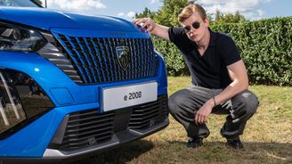 Řídit elektroauto je intuitivní, říká zpěvák a elektromobilista Adam Mišík