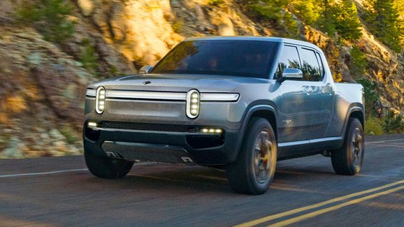 Rivian R1T se představuje světu. Elektrický pick-up se nezalekne rychlé jízdy ani terénu