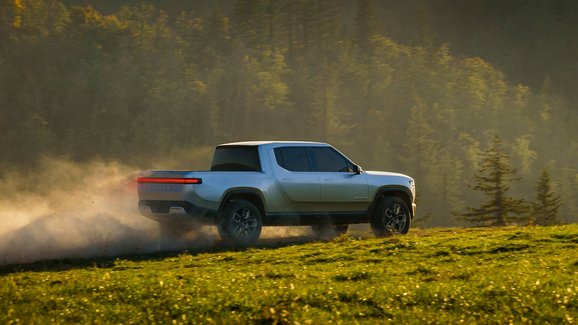 Ford investuje do mladé značky Rivian. Partnerství má urychlit nástup elektrického věku