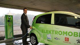 Využívání elektromobilů sílí. Loni Češi odebrali nejvíce elektřiny pro svá auta.