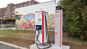 Využívání elektromobilů sílí. Loni Češi odebrali nejvíce elektřiny pro svá auta.