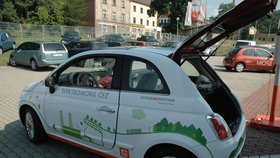 Využívání elektromobilů sílí. Loni Češi odebrali nejvíce elektřiny pro svá auta.