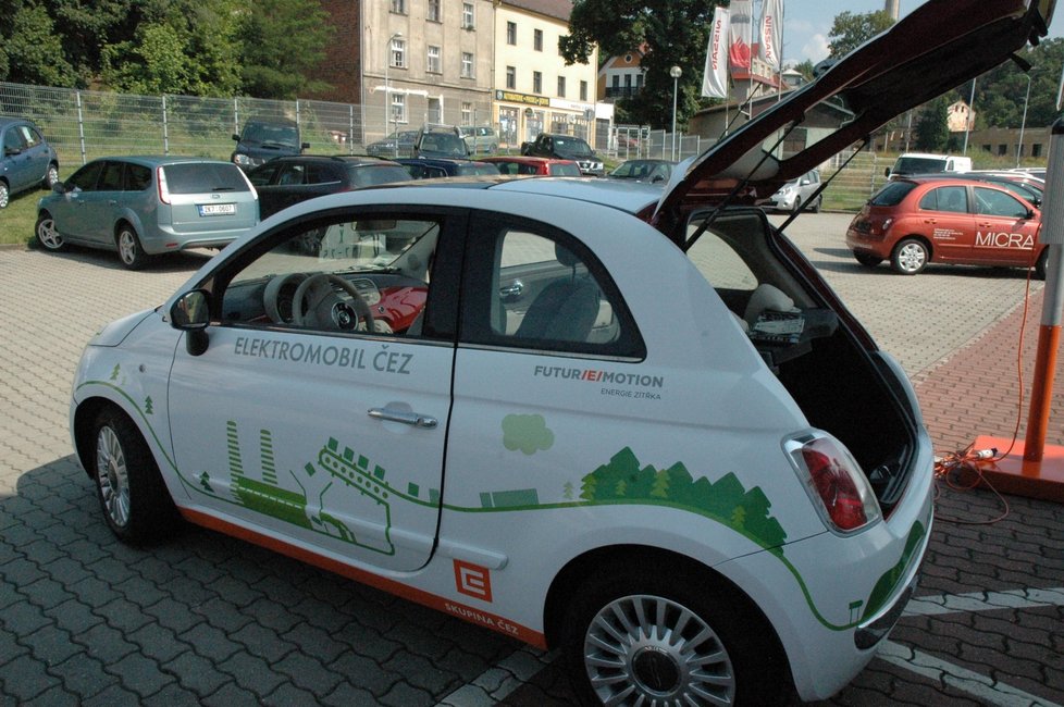 Využívání elektromobilů sílí. Loni Češi odebrali nejvíce elektřiny pro svá auta.