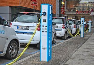 Praha řeší nárůst elektromobilů. Chce soutěž otevřít všem poskytovatelům.