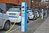 Merkelová na zámku rozdávala: Němci dostanou až 150 tisíc na nákup elektromobilů