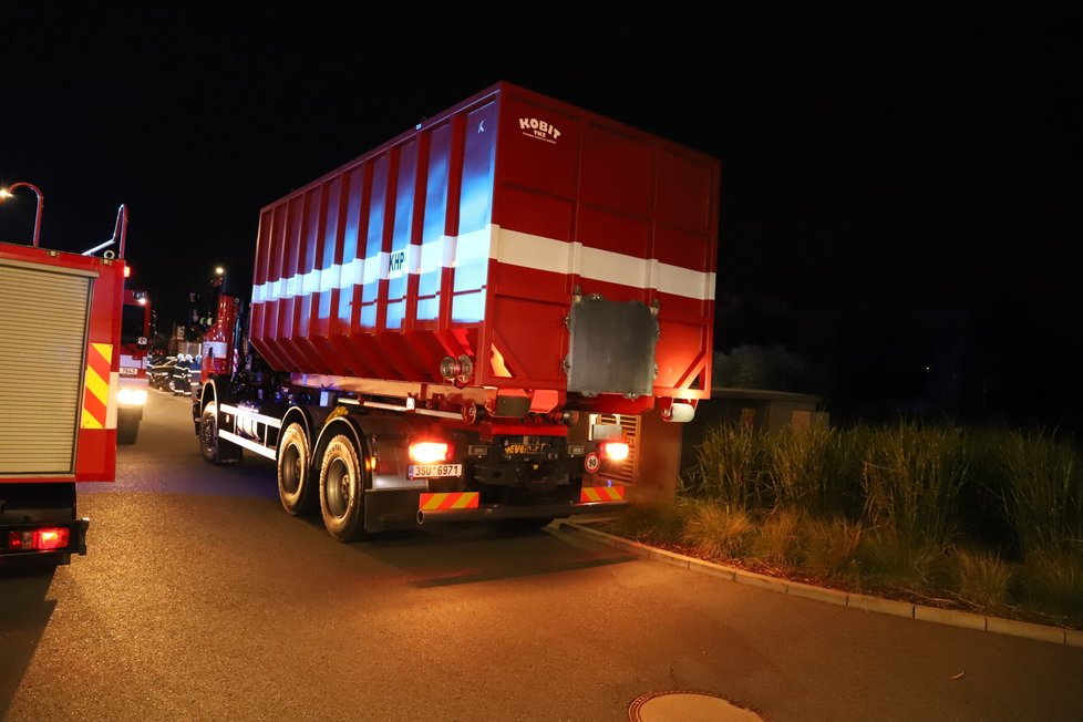 Hasiči vyjížděli k požáru elektromobilu: Skončí v kontejneru, řekla mluvčí.