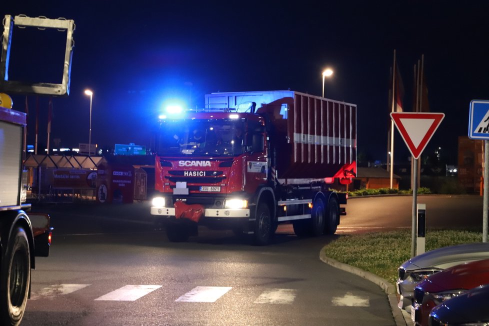 Hasiči vyjížděli k požáru elektromobilu: Skončí v kontejneru, řekla mluvčí