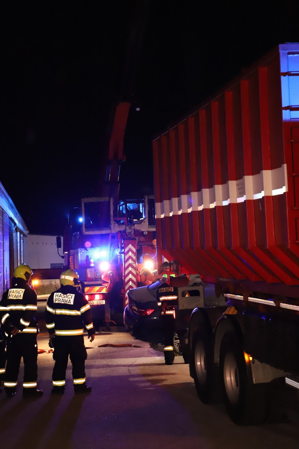 Hasiči vyjížděli k požáru elektromobilu: Skončí v kontejneru, řekla mluvčí