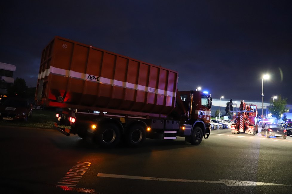 Hasiči vyjížděli k požáru elektromobilu: Skončí v kontejneru, řekla mluvčí.