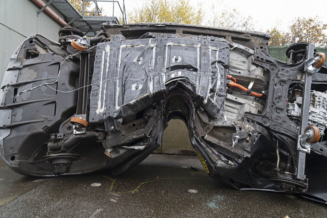 Ani při drsném nárazovém testu elektrického Nissanu Leaf v rychlosti 84 km/h nedošlo k zahoření akumulátorů. Posádka by neměla při takovém střetu moc šancí na přežití.